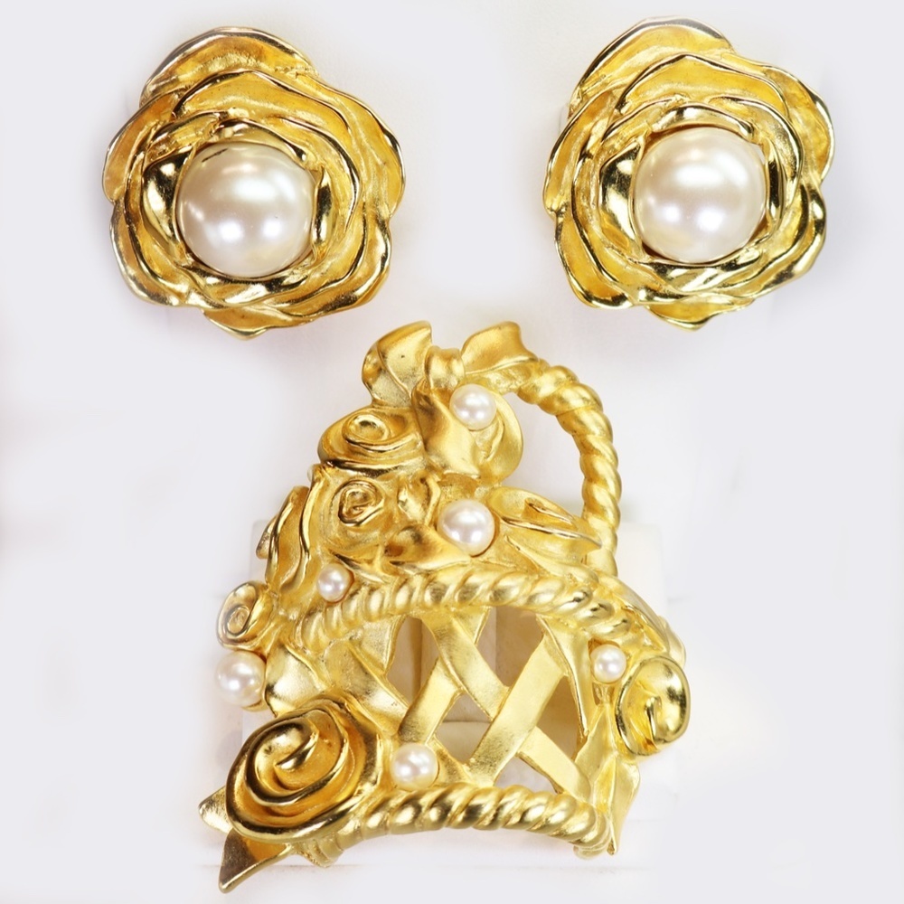 Givenchy 🎉 HP Vintage Rose & Pearl Basket Brooch Mother’s Day Gift!! 💞🫶🏻🛍️ - Picture 2 of 16